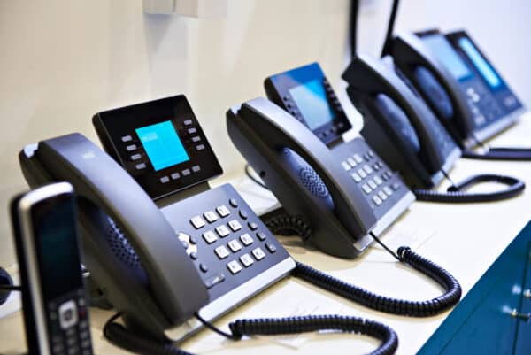inopla VoIP-Telefonie: Regal mit IP-Telefonen