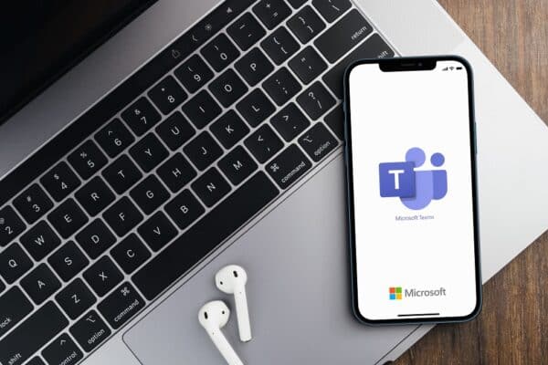 Microsoft Teams Telefonie Smartphone mit MS Teams App