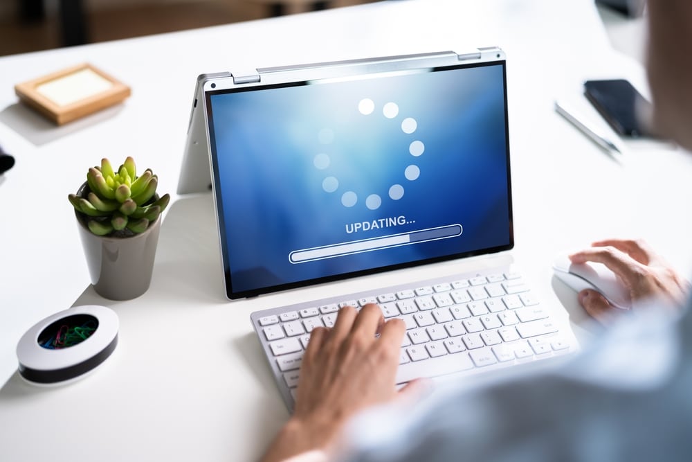 Serviceportal Neuerungen. Notebook zeigt Update loading